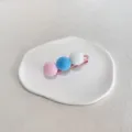 Pince à cheveux adorable avec trois pompons colorés sur une base de clip rose - Trois Roses