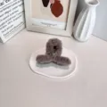 Pince à cheveux en peluche taupe avec un délicat nœud argenté pour un style élégant - Khaki