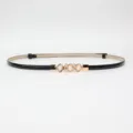 Sottile cintura donna in pelle verniciata nera con elegante fibbia decorativa perle e strass variante. - Nero
