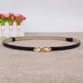 Gedetailleerd overzicht van de smalle zwarte riem met elegante gouden parelgesp. - Zwart