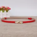 Rode smalle tailleceintuur voor dames, elegante jurkaccessoire met parelgesp, kunstlederen band. - Rood