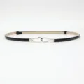 Cintura sottile in vera pelle da donna con elegante fibbia in metallo argentato per look. - Nero