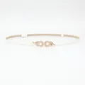 Sottile cintura da donna bianca con fibbia a fiore di perla dorata, elegante accessorio. - Bianco