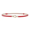Cintura sottile rossa da donna con elegante fibbia a nodo dorata, accessorio perfetto per abiti. - Rosso