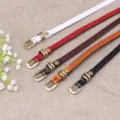 Detailansicht mehrfarbiger dünner Ledergürtel mit Vintage-Metallschnallen für elegante Kleider. - Rot