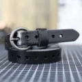 Cintura da donna in pelle nera primo piano, design con intagli a stella e fibbia in metallo. - 105cm / Nero