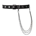 Dettaglio cintura in pelle nera stile punk con occhielli in metallo e catene, primo piano. - Vestibilità regolare / 105cm / Nero