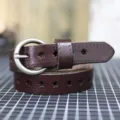 Cintura donna in pelle marrone con fibbia tonda in metallo e fori a stella per jeans. - 105cm / Caffè