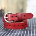 Cintura da donna in vera pelle con intagli a stella, fibbia tonda vintage, rosso vino. - 105cm / Rosso