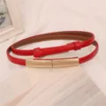 Sottile cintura in vernice rossa da donna con elegante fibbia dorata regolabile - Rosso