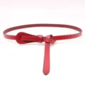 Detalle de cinturón de cuero rojo, cinturón fino con elegante diseño de nudo para vestidos. - Rojo