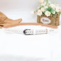 Primo piano sul dettaglio della cintura in pelle traforata bianca con elegante fibbia in metallo. - Bianco / 105cm