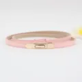 Cintura sottile da donna in pelle rosa con fibbia in metallo dorato, accessorio elegante. - Rosa