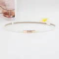 Minimalistische witte smalle lederen damesriem met chique gouden gesp, veelzijdig accessoire. - Wit