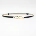 Elegante cintura sottile da donna in pelle verniciata nera con fibbia dorata chic. - Nero