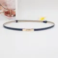 Elegante smalle donkerblauwe lederen riem voor dames met gouden metalen gesp accessoire - Blauw