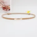 Vrouwen smalle lederen riem minimalistische tailleband elegante gouden gesp accessoire - Abrikoos
