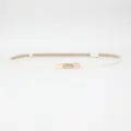 Cintura sottile da donna bianca con fibbia metallica dorata, elegante accessorio abito. - Bianco