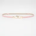 Cintura sottile da donna in pelle rosa con fibbia a gancio dorata, elegante accessorio moda. - Rosa