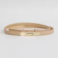 Minimalistischer Damen-Schmuckgürtel in Beigefarbenem Leder mit goldenem Metallschnallen-Detail. - Aprikose