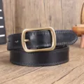 Primo piano di una cintura in pelle nera con fibbia metallica vintage e doppia cucitura. - 100cm / Nero