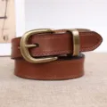 Dettaglio cintura in vera pelle vintage, fibbia ad ardiglione in ottone e doppie cuciture a vista. - Kaki / 100cm