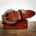 Cintura da donna vintage in vera pelle marrone con elegante fibbia in metallo e borchie. - 95cm / Marrone