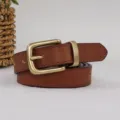 Vista dettagliata della cintura in pelle marrone con fibbia in ottone vintage. - Marrone / 100cm