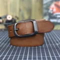 Primo piano dettaglio della cintura uomo in vera pelle bovina retro casual con fibbia metallo. - Cachi con fibbia nera / 105cm