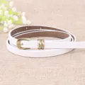 Minimalistischer weißer schmaler Ledergürtel mit bronzefarbener Schnalle für Kleider. - Weiß