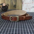 Vista dettagliata cintura sottile in vera pelle da donna con fibbia in metallo per abiti jeans. - 100cm / Cachi stretto