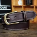 Vista dettagliata della cintura in pelle marrone rétro con fibbia ad ardiglione in ottone. - 105cm / Caffè