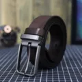 Cintura da uomo in vera pelle marrone vintage con fibbia ad ardiglione in metallo dettaglio. - Caffè / 105cm