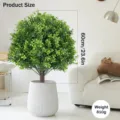 Detail van 60 cm kunstmatige buxusbol in een witte geribbelde pot met afmetingen - Buxusbal Topiary / 1-stuks verpakking