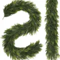 Realistische Norfolk-Kieferngirlande für Weihnachtsdekoration an Tür und Treppe - 2.7m 10-Zinken Girlande (138 Spitzen)