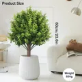 Gedetailleerd overzicht van een 60 cm kunstmatige buxusbol in een witte geribbelde pot - Kleine Eucalyptus Penboom / 1-stuks verpakking