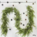 Detailansicht einer 270cm langen künstlichen Zypressengirlande für Weihnachtsdekoration mit 800g - 2.7 Meter 205 Köpfe