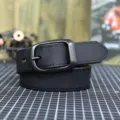 Primo piano di cintura in vera pelle nera con fibbia in metallo scuro e cuciture fini. - Fibbia Nera / 105cm