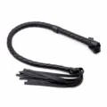 Detalle de látigo de cuero negro, diseño trenzado con borla, ideal para cosplay y equitación. - Negro Corto Latigo 85cm