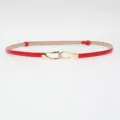 Cintura sottile in pelle verniciata rossa da donna, elegante fibbia con gancio in metallo. - Rosso
