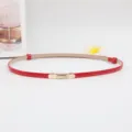 Rode smalle dames tailleceintuur met minimalistisch ontwerp en lederen tailleketting - Rood