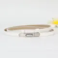 Witte smalle dames riem van leer met metalen gesp elegante minimalistische outfit accessoire - Wit Zilveren Gesp