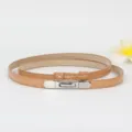 Slanke lakleren riem met metalen sluiting, elegant taille accessoire voor damesoutfits - Abrikoos met Zilveren Gesp