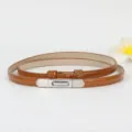 Bruine lakleer smalle taille riem voor dames, elegant eenvoudig ontwerp met zilveren metalen gesp. - Camel Zilveren Gesp