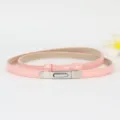 Stijlvolle smalle roze lederen damesriem met een chique zilveren metalen sluiting. - Roze met zilveren gesp