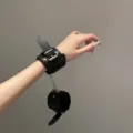 Esposas de felpa y cuero PU negro para juegos de rol con cadena metalica y hebilla ajustable. - Negro