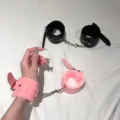 Conjunto de esposas de cuero PU de felpa para parejas, muñequeras suaves para juegos. - Rosa + Negro
