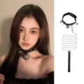 Schwarzer Leder Halsreif mit Metallglocken und Kette, Gothic Cosplay Modeaccessoire für Frauen. - Drei-Glocken Choker mit Leine / Schwarz