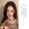 Weißes Leder Halsband Choker mit Glocken und Kette, süßes Cosplay Schmuck Accessoire. - Drei-Glocken Choker mit Leine / Weiß
