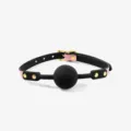 Collare con bavaglio a sfera in pelle nera e rosa, dettagli dorati, gioco erotico. - Apribocca a Sfera / Rosa